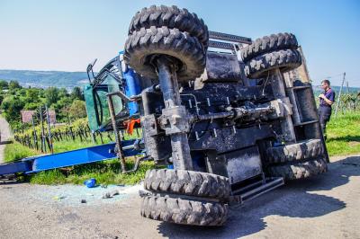 Stuttgart Rotenberg: Bagger in Kurve umgekippt - Fahrer verletzt